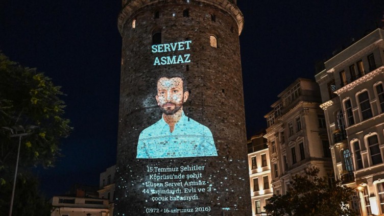 15 Temmuz şehitlerinin fotoğrafları Galata'ya yansıtıldı