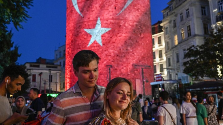 15 Temmuz şehitlerinin fotoğrafları Galata'ya yansıtıldı