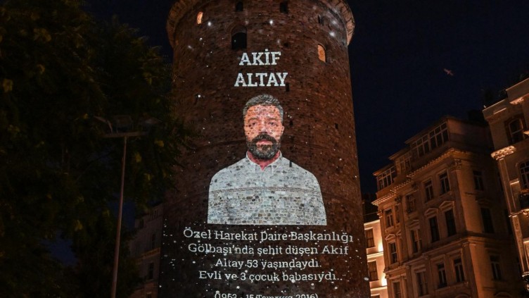 15 Temmuz şehitlerinin fotoğrafları Galata'ya yansıtıldı