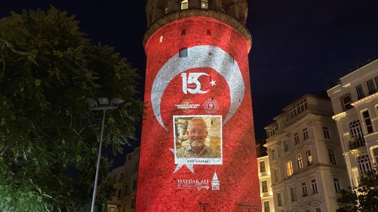 15 Temmuz şehitlerinin fotoğrafları Galata'ya yansıtıldı