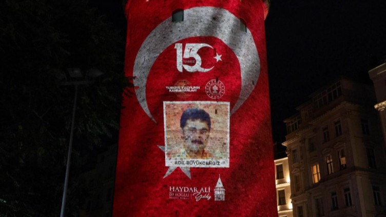 15 Temmuz şehitlerinin fotoğrafları Galata'ya yansıtıldı