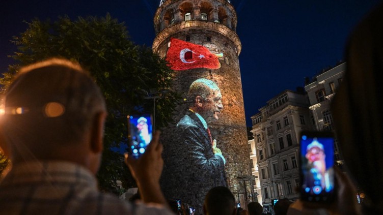15 Temmuz şehitlerinin fotoğrafları Galata'ya yansıtıldı