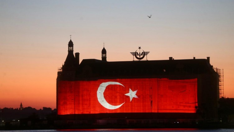 15 Temmuz şehitlerinin fotoğrafları Galata'ya yansıtıldı