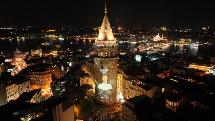 15 Temmuz şehitlerinin fotoğrafları Galata'ya yansıtıldı