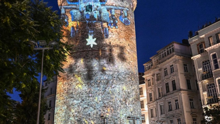15 Temmuz şehitlerinin fotoğrafları Galata'ya yansıtıldı