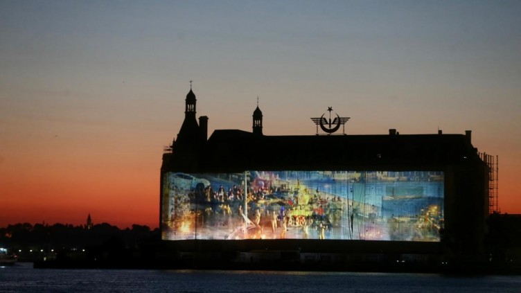 15 Temmuz şehitlerinin fotoğrafları Galata'ya yansıtıldı
