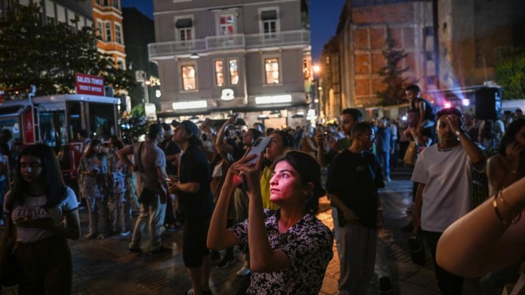 15 Temmuz şehitlerinin fotoğrafları Galata'ya yansıtıldı