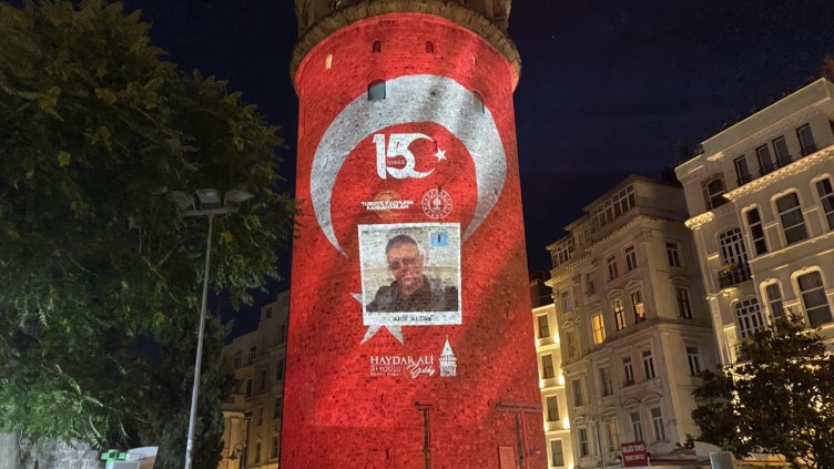 15 Temmuz şehitlerinin fotoğrafları Galata'ya yansıtıldı