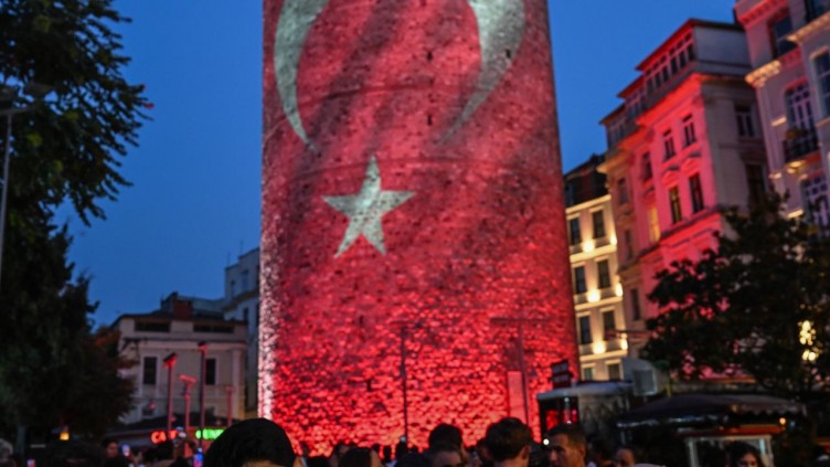 15 Temmuz şehitlerinin fotoğrafları Galata'ya yansıtıldı