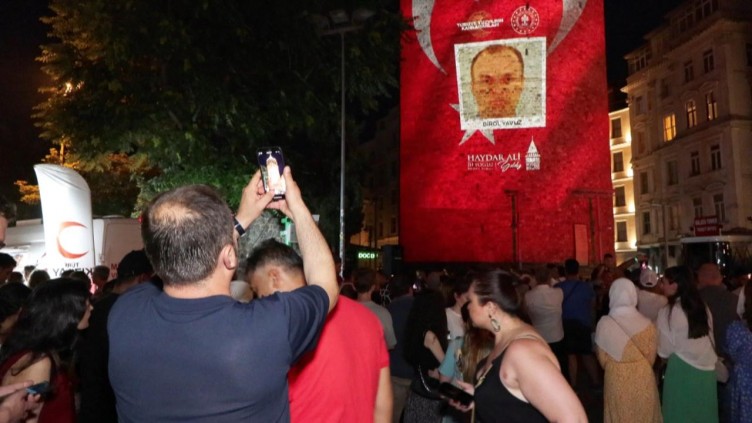 15 Temmuz şehitlerinin fotoğrafları Galata'ya yansıtıldı