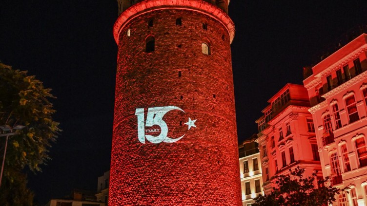 15 Temmuz şehitlerinin fotoğrafları Galata'ya yansıtıldı
