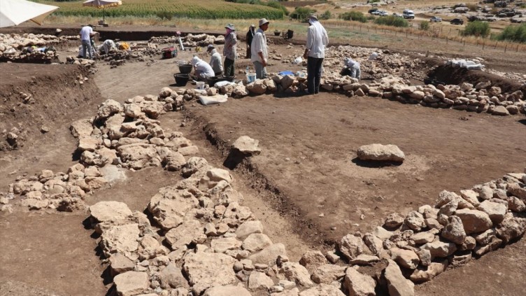 Uygarlık tarihine ışık tutan yer Çayönü! 3 yeni mezar daha bulundu