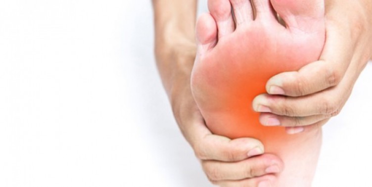 Kadınlar erkeklerden 9 kat fazla ayak ağrısı çekiyor! Ayak ağrıları hangi hastalığın belirtisidir?