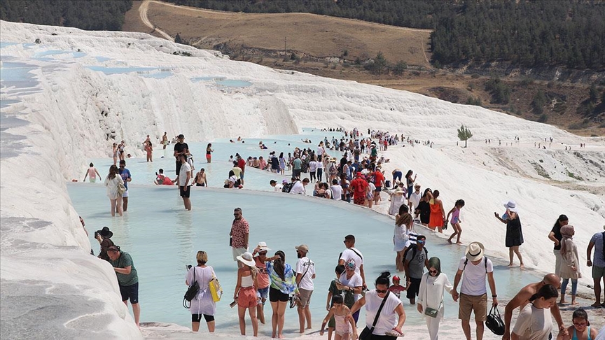 'Beyaz cennet' Pamukkale'yi bayramda 121 bin kişi ziyaret etti