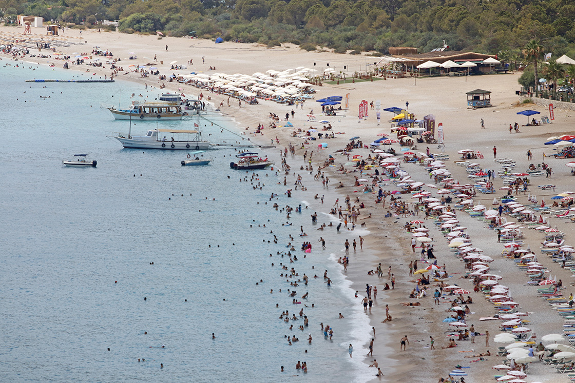 Turizm merkezleri Antalya ve Muğla'da tatilciler sahillerde yoğunluk oluşturdu