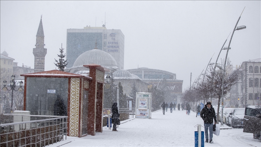 Erzurum yoğun kar yağışıyla yeniden beyaza büründü