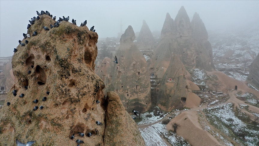 Kapadokya'daki peribacaları sisle birlikte görüntülendi