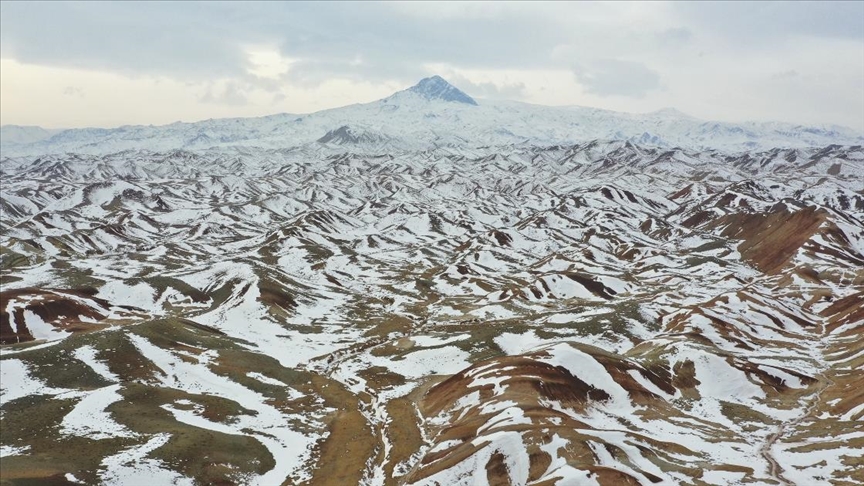 Iğdır'daki yer yer karla kaplı Gökkuşağı Tepeleri renk paletini andırıyor