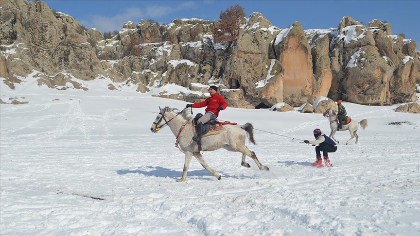 Frigya'ya gezmeye gelen turistler kayak keyfi yapıyor