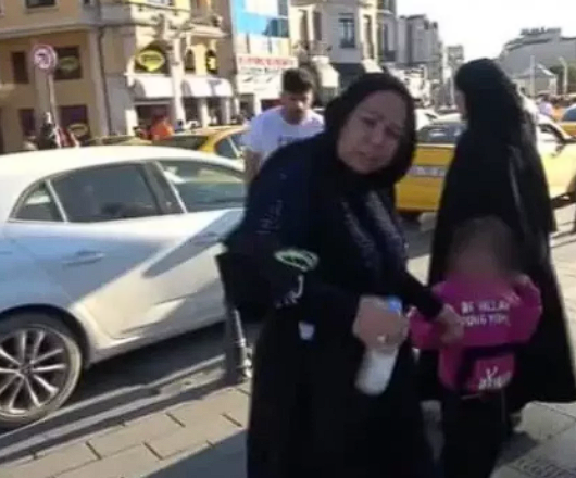 Taksim'de dilenci istilası! Turist avcısı dilenciler kameralara yakalandı!