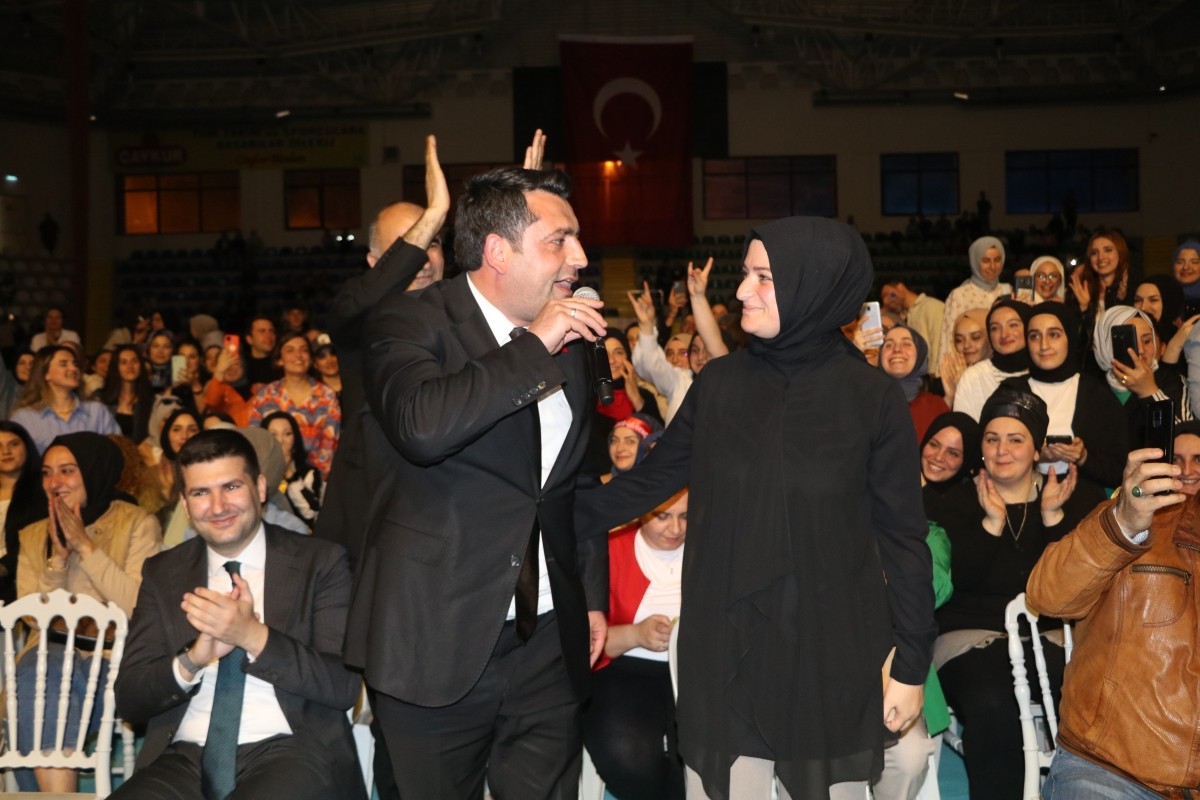 Konserde renkli anlar! Mikrofonu eline alan MHP’li başkan eşine şarkı söyledi