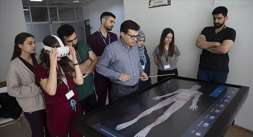 Öğrenciler "dijital kadavra" ile anatomiyi öğreniyor