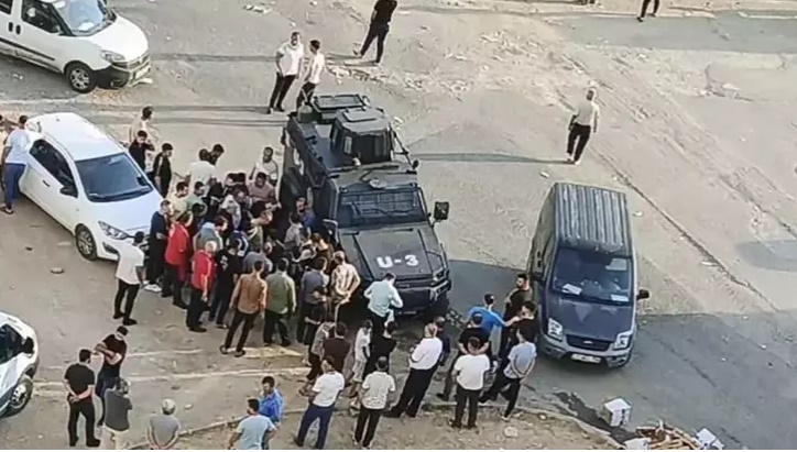 Durakta beklerken uğradığı silahlı saldırıda öldü