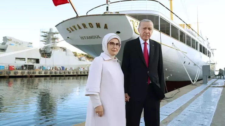 Cumhurbaşkanı Erdoğan, eşi Emine Erdoğan ile Savarona yatını ziyaret etti
