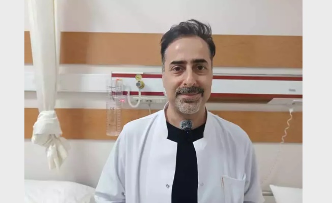 Tenis oynarken omzu çıkan hasta, özel plakla ameliyat edildi