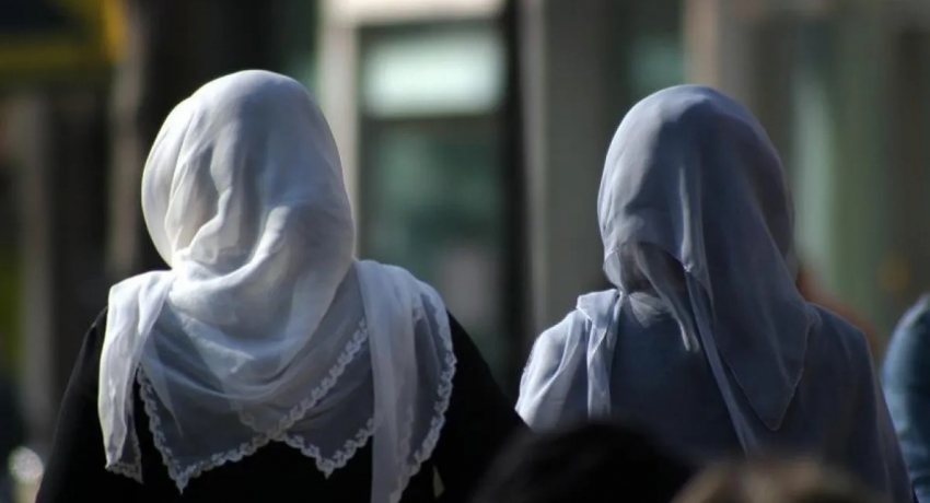 Kosova'da üniversite öncesi eğitimde başörtüsü yasaklandı