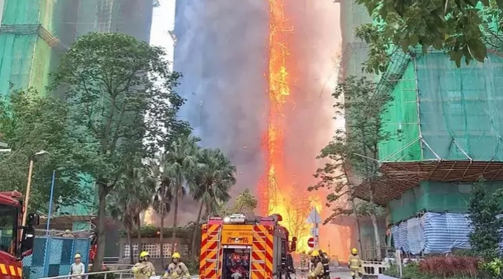 Hong Kong'da gökdelenlerde yangın: Can kaybı ve çok sayıda mahsur kalan var