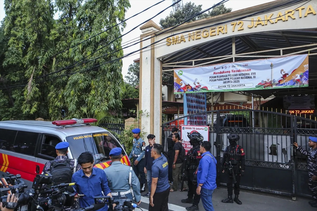 Endonezya'da camide patlama: 54 kişi yaralandı