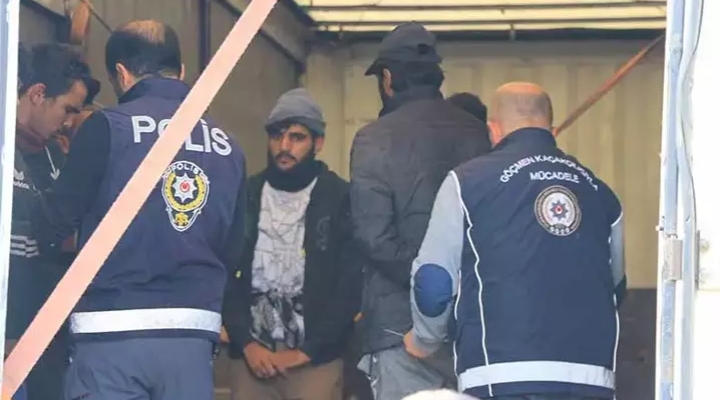 Durdurulan TIR'dan 11 kaçak göçmen çıktı