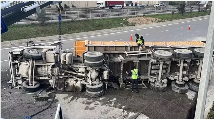TEM Otoyolu'nda mıcır yüklü kamyon devrildi