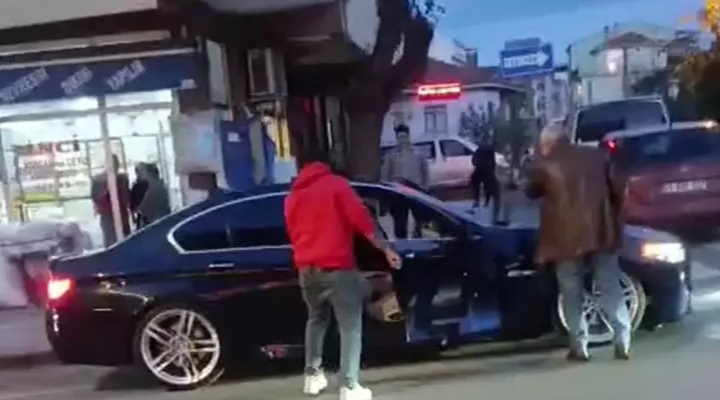 Otomobildeki arkadaşını ağır yaralayan şüpheli, eski eşini de bıçaklamış