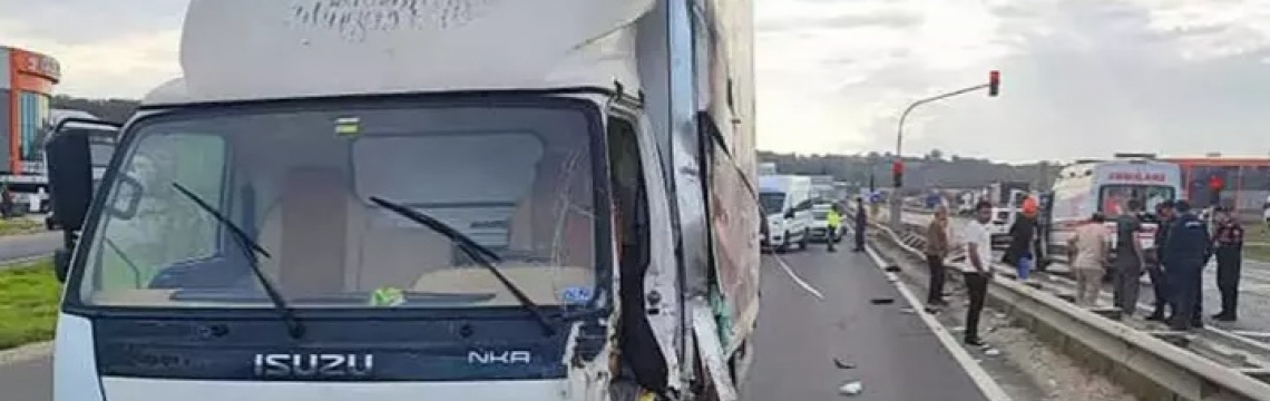 Bariyere çarpan kamyonetin sürücüsünün ayağı koptu