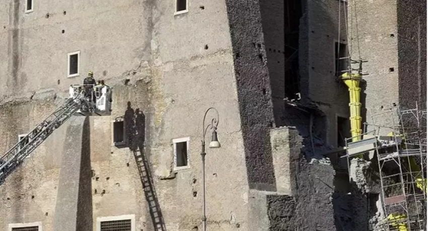 Roma’da tarihi kulede çökme: 11 saat sonra kurtarılan işçi hastanede yaşamını yitirdi