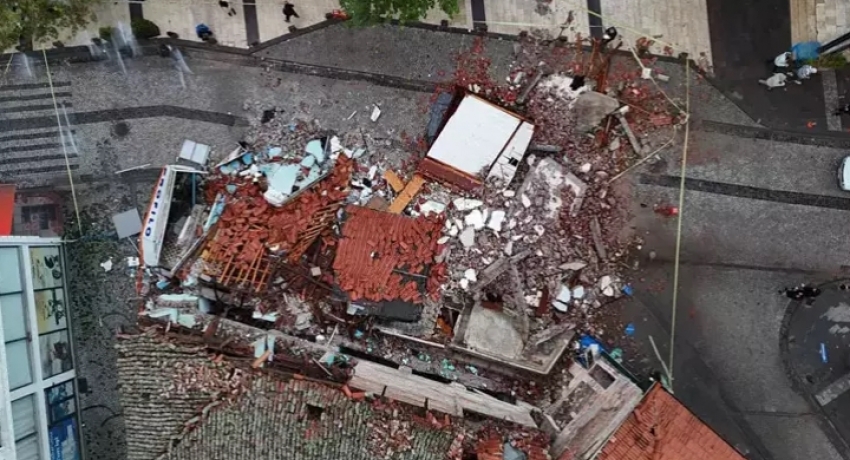 Sındırgı’da 6.1’lik depremde yıkılan ve hasar gören binalar havadan görüntülendi