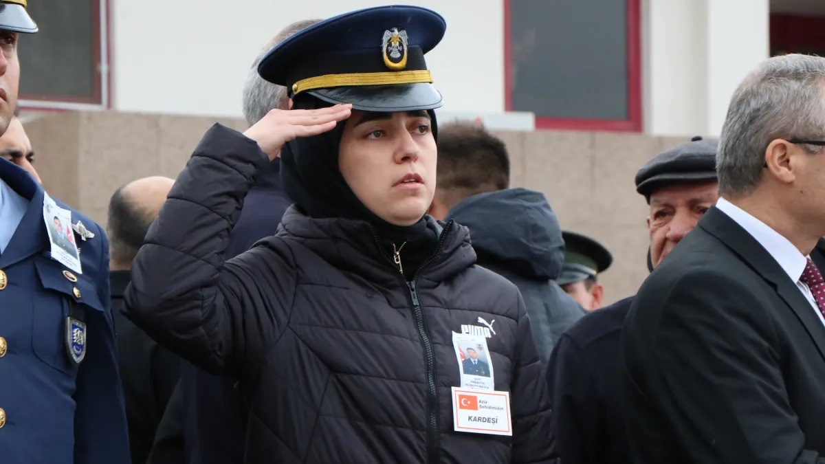 Samsun'da şehit ağabeyinin cenazesini, asker selamıyla karşıladı