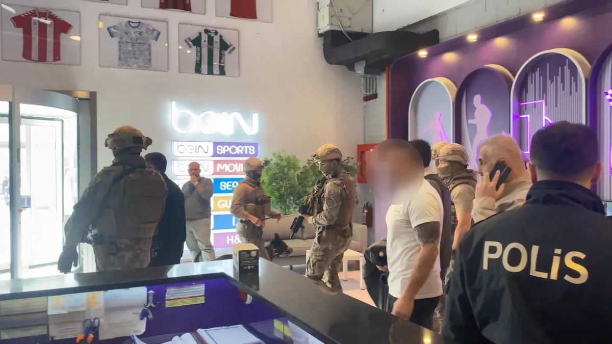 beIN Sport binasına giren silahlı şahıs korkuya neden oldu
