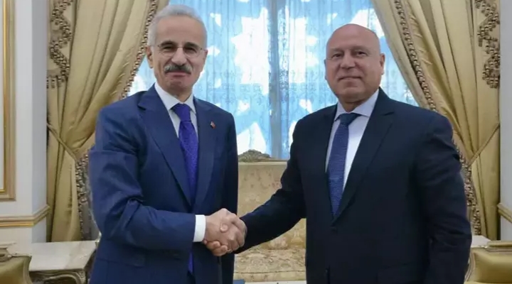 Bakan Uraloğlu, Mısır Ulaştırma Bakanı El-Vezir ile bir araya geldi