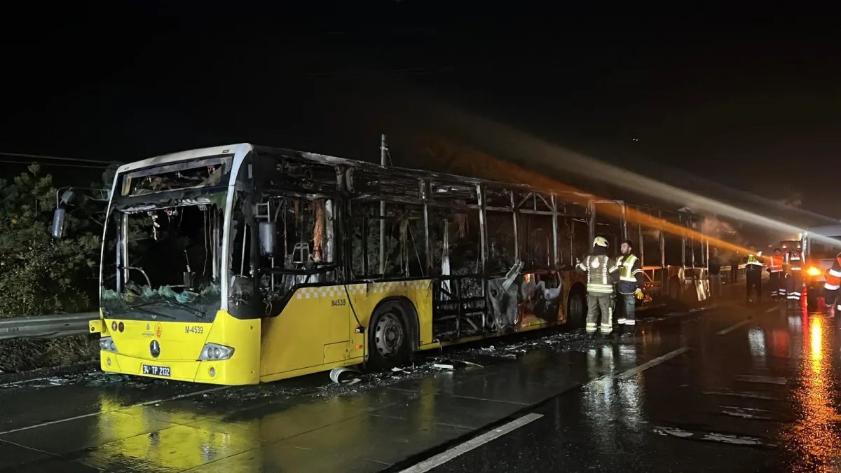 İstanbul Arnavutköy'de İETT otobüsü küle döndü