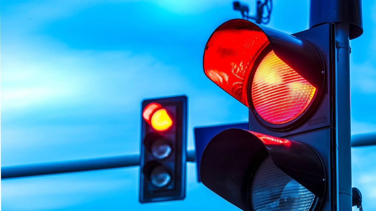 6. kez kırmızı ışık ihlalinde ehliyet iptal edilecek
