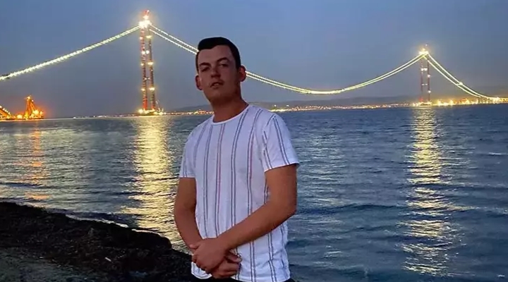 Ağaca çarpan otomobilin sürücüsü öldü