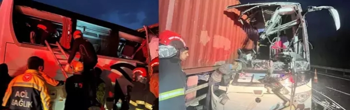 Yolcu otobüsü, otoyolda TIR'a çarptı; 7 ölü, 11 yaralı