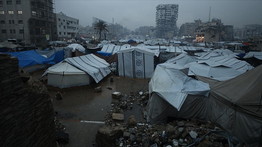 Şiddetli yağmur Gazze’de Şifa Hastanesini ve binlerce çadırı sular altında bıraktı