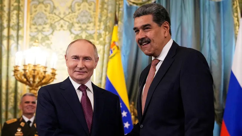 Putin ile Maduro telefonda görüştü: Venezuela'nın yanındayız