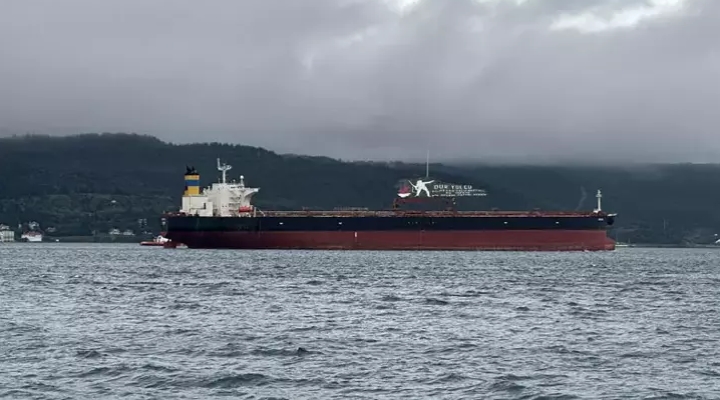 Bozcaada açıklarında karaya oturan tanker, bakım için Yalova'ya götürülüyor
