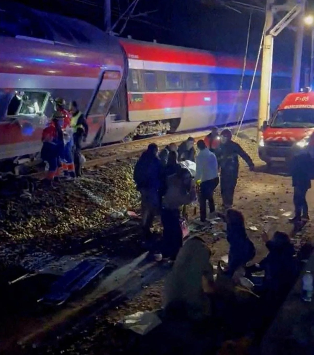 İspanya'da iki hızlı trenin raydan çıkması sonucu 21 kişi öldü