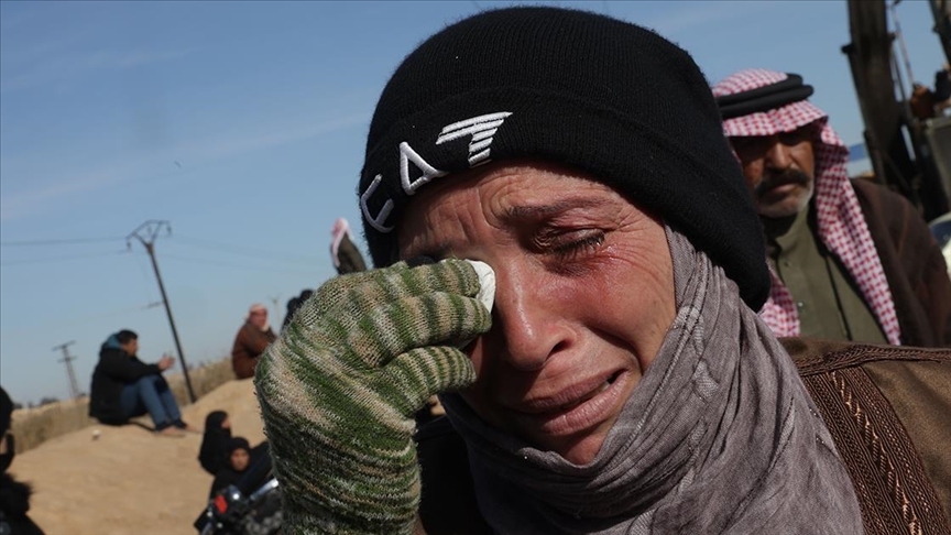 YPG/SDG'den kurtarılan Aktan Hapishanesi önünde Suriyeli aileler sevdiklerini arıyor